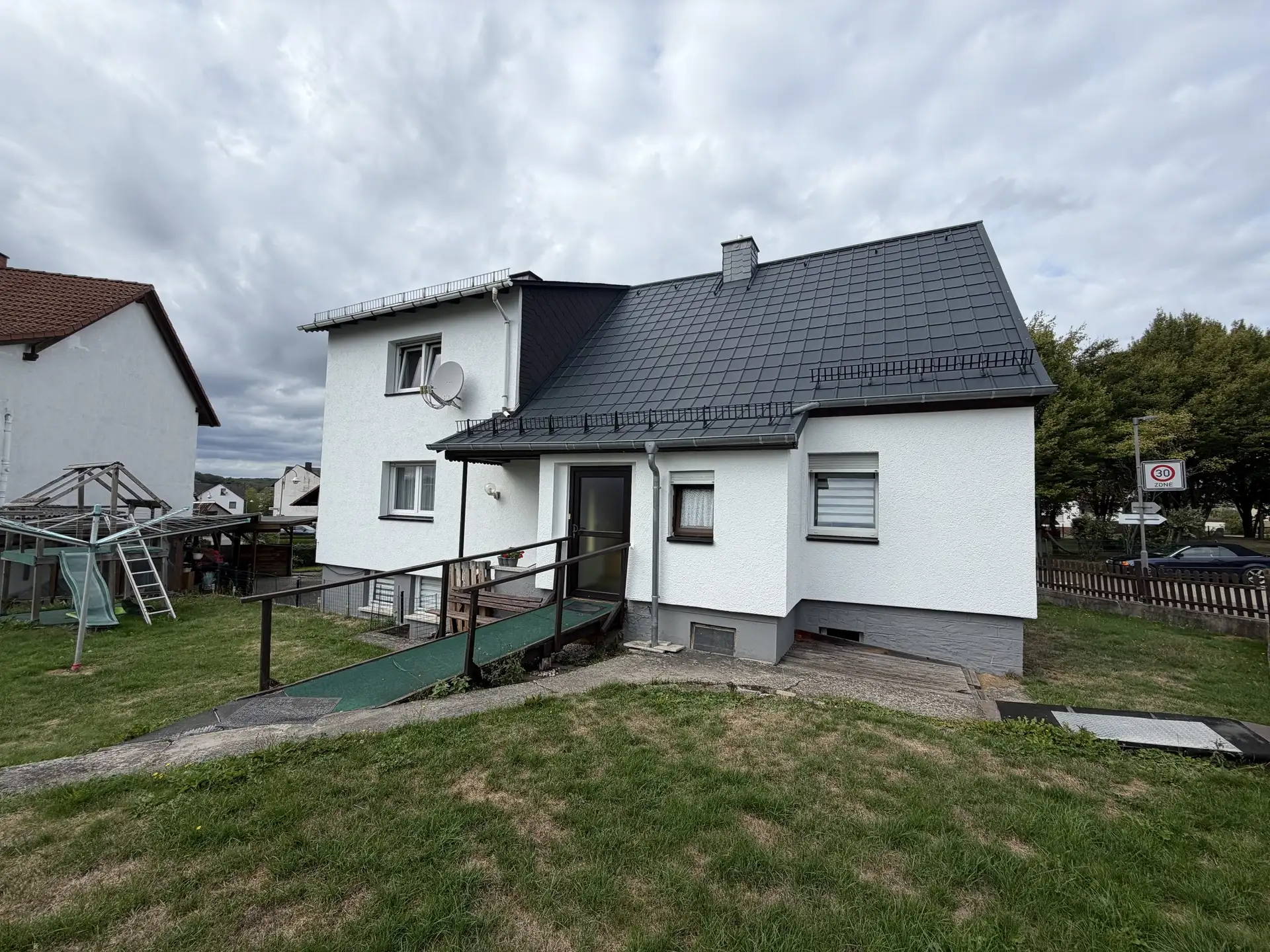 Freistehendes Zweifamilienhaus mit Garten in Hohenahr-Altenkirchen